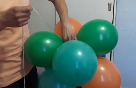 atar los globos con cinta