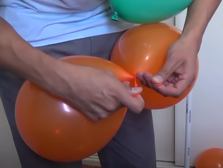 paso 1 para atar los globos