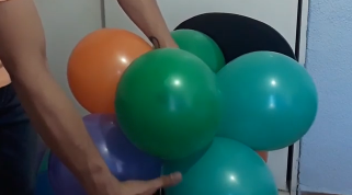 agarrar los grupos de globos