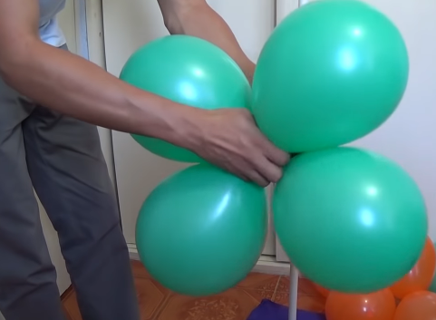 paso 2 para atar los globos