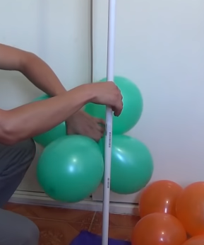 paso 3 para atar los globos